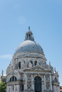 Santa Maria della Basilica selam Büyük Kanal 'da mavi gökyüzünde,