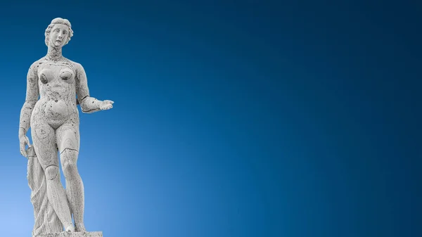 Panoramic banner with an ancient roof statue of a beautiful Rena — Stock Photo, Image