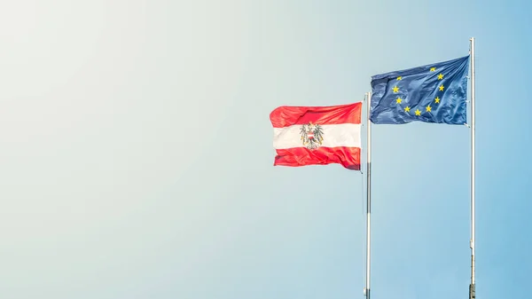 Az Európai Unió (Eu) és Ausztria két zászlajával díszített zászló — Stock Fotó
