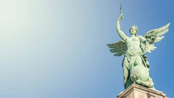Banner met top dak standbeeld van sensuele Renaissance tijdperk engel met — Stockfoto
