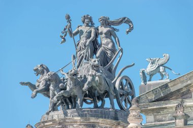 Dionis ve Aridna Quadriga 'nın dört panterli heykeli
