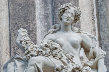 Şehvetli bir Barok Dönemi 'nin eski heykeli. D şehir merkezinde çıplak bir kadın.