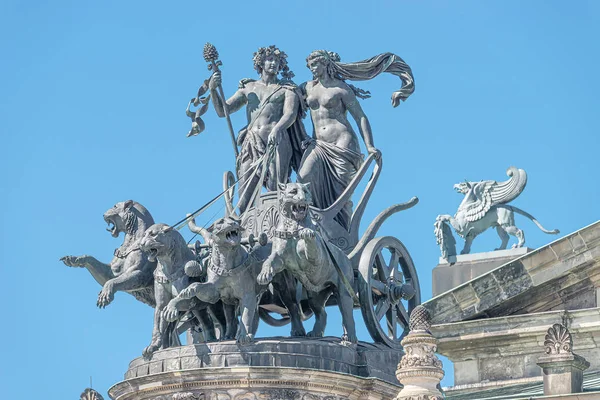Alte Statue von Dionis und Aridna Quadriga mit vier Panthers auf T — Stockfoto