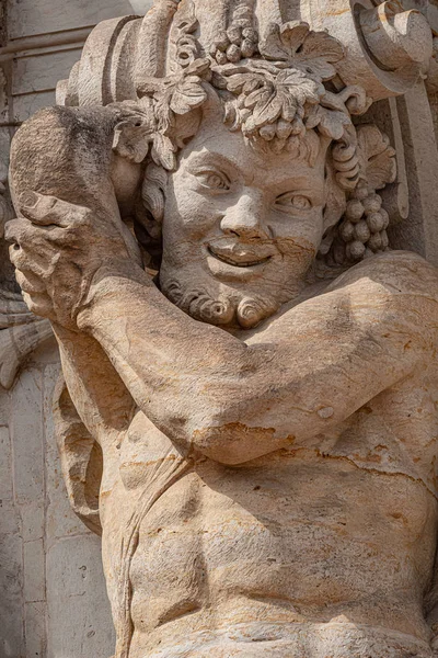 Vieja escultura de dickens divertidos y alegres en el centro de Dresde — Foto de Stock