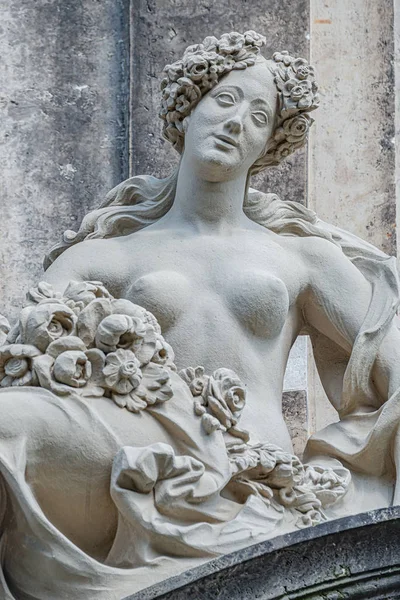 Старая статуя чувственной эпохи барокко голая женщина в центре города D — стоковое фото