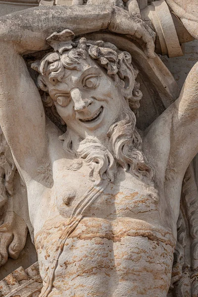 Escultura velha de dickens engraçados e alegres no centro de Dresden — Fotografia de Stock