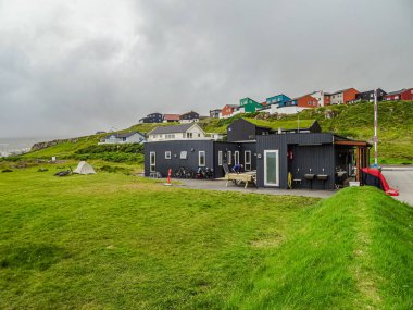 Faroe adalarındaki Torshavn sahilinde modern kamp alanı.