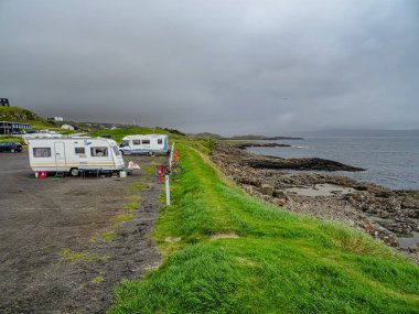 Faroe adalarındaki Torshavn sahilinde modern kamp alanı.