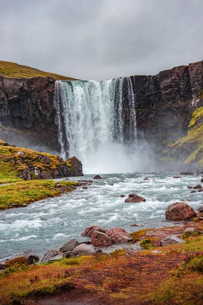 Splendida cascata chiamata Gufu vicino Seydisfjordur in Islanda a — Foto Stock