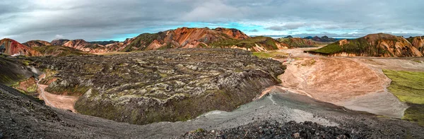 カラフルな流紋岩火山の山 Landmanna のパノラマ ビュー — ストック写真