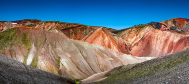 Panoramik manzaralı renkli rhyolite volkanik dağlar Landmanna