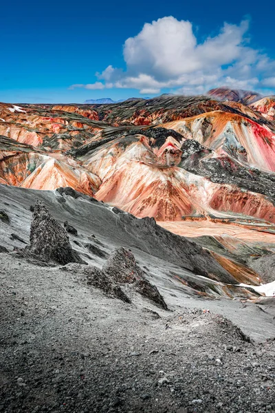 五彩缤纷的彩虹似的流纹岩火山山脉 — 图库照片