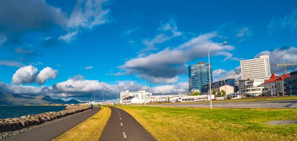 Panorámás kilátás Reykjavíkra a belvárosban, töltés, óceán és bi — Stock Fotó