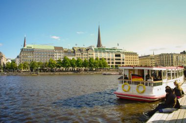 Alster Gölü 'nün iç kısmının panoramik görüntüsü alışveriş merkezinde.