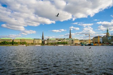 Alster Gölü 'nün iç kısmının panoramik görüntüsü alışveriş merkezinde.