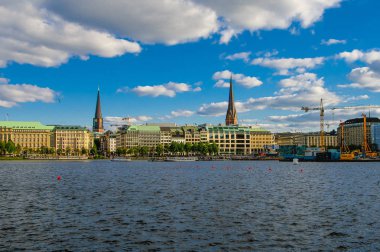 Alster Gölü 'nün iç kısmının panoramik görüntüsü alışveriş merkezinde.