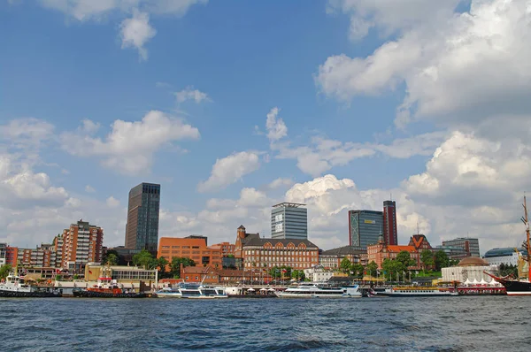 Panoramisch uitzicht over drukke haven, centrum en historisch centrum in — Stockfoto