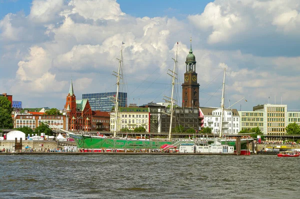 Panoramisch uitzicht over drukke haven, centrum en historisch centrum in — Stockfoto