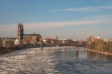 Magdeburg şehir merkezinde kışın buz akıntısıyla baş döndürücü bir gün batımı.