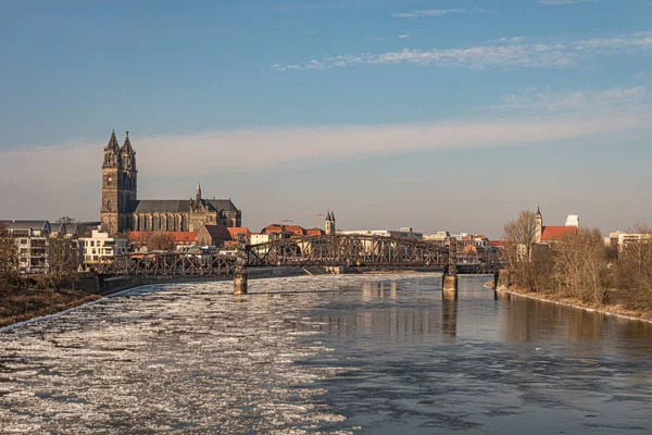 Fantastisk solnedgång över Magdeburg centrum i vinter med isdrift — Stockfoto