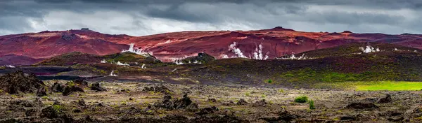 五彩斑斓、烟雾弥漫的流纹岩火山山顶全景 — 图库照片