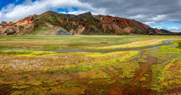 五颜六色的流纹岩火山山脉的全景 — 图库照片