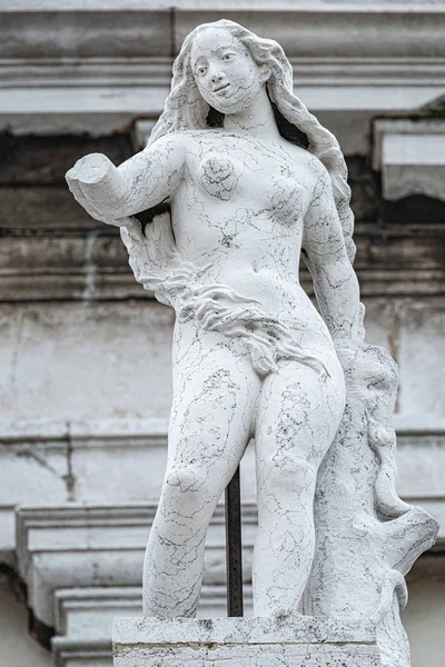 Antigua escultura envejecida de hermoso renacimiento veneciano desnudo E — Foto de Stock