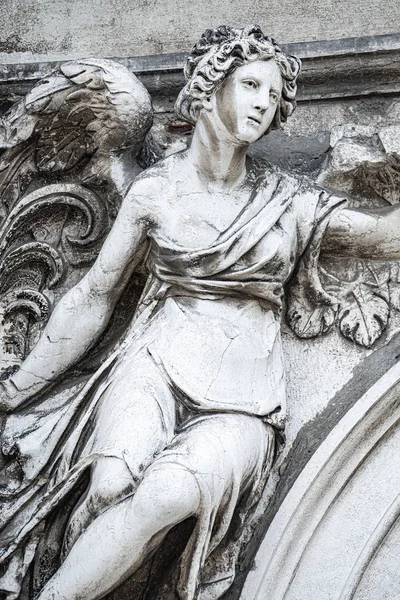 美しいヴェネツィアのルネサンス時代の女性の古代の彫刻 — ストック写真
