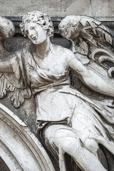 Antiga escultura envelhecida da bela era renascentista veneziana wom — Fotografia de Stock