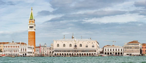 Vista panorámica del Palacio Ducal, Campanile y Plaza San Marco fr — Foto de Stock