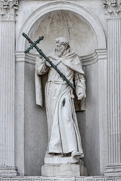 Estatua de San Jorge con gran cruz en la fachada de la Iglesia de Sa —  Fotos de Stock