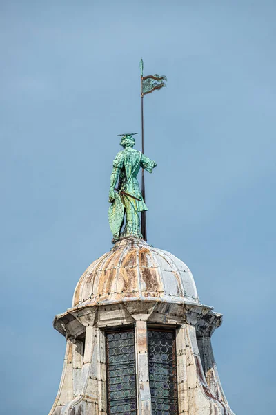 Estatua de un caballero santo con escudo, espada y aguja en la cúpula — Foto de Stock