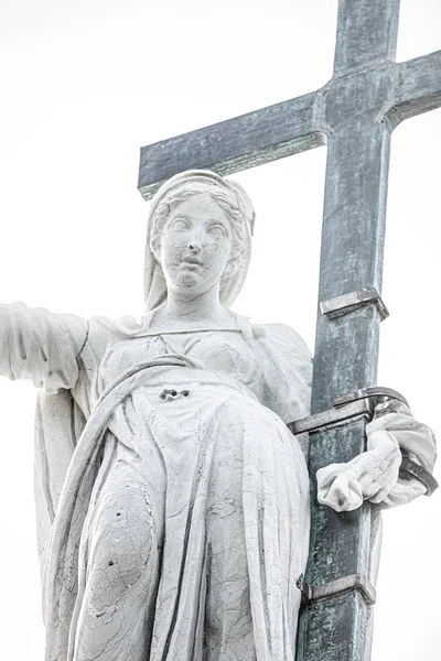 Santa María con cruz y santo grial en el techo de la Iglesia de S —  Fotos de Stock