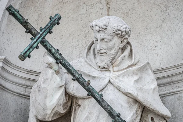 Aziz George heykeli Sa Kilisesi cephesinde büyük haç ile — Stok fotoğraf