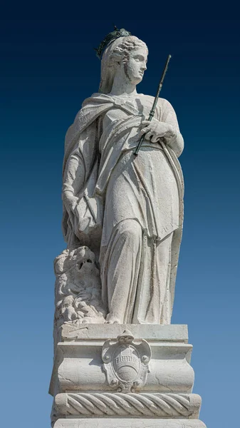 Antigua estatua del techo de una hermosa Era Renacentista Mujer real i —  Fotos de Stock