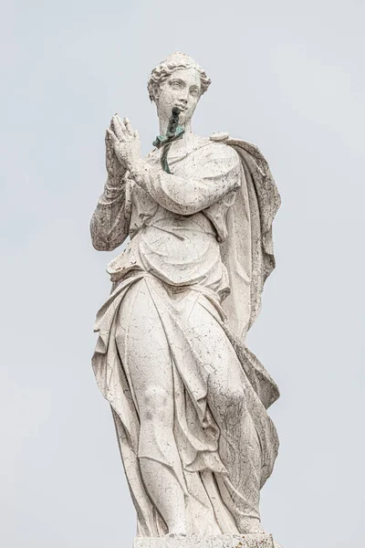 Alte gealterte Skulptur eines schönen betenden Engels mit Flügeln an — Stockfoto