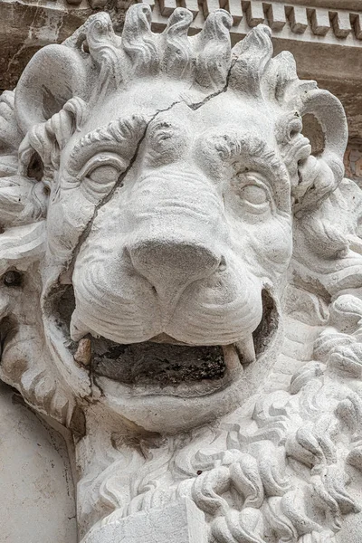 Gamla venetianska lejonet Pireus huvud nära Arsenal i Venedig, Italien — Stockfoto