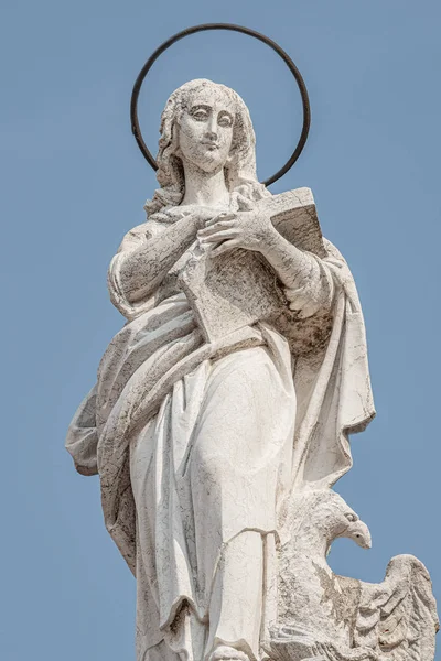 在圣诞老人的屋顶上雕刻古代美丽的圣母像 — 图库照片