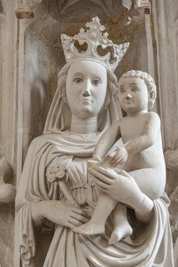 Anneliği simgeleyen antik heykel, Maria, Chris ve Chris