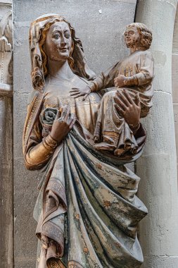 Anneliği simgeleyen antik heykel, Maria, Chris ve Chris