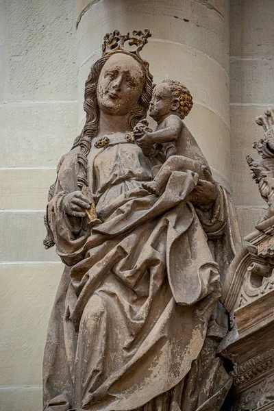 Antike Statue symbolisiert Mutterschaft, Maria und Chris und Chris — Stockfoto