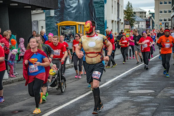 Corredores na maratona anual da cidade no centro de Reykjavik, Islândia , — Fotografia de Stock