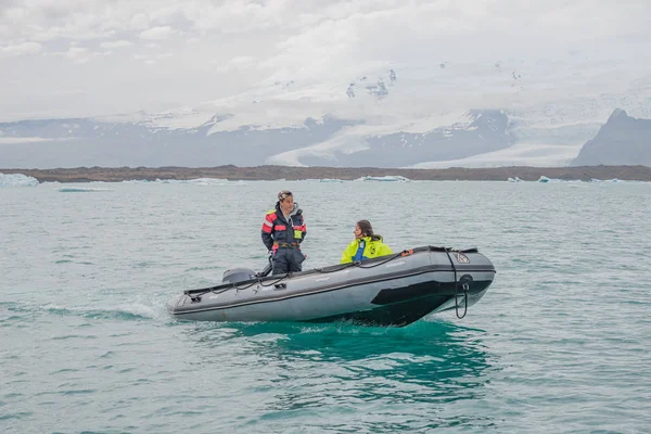 Touristic activity in Glacier Lagoon Jokulsarlon with icebergs i — Stockfoto