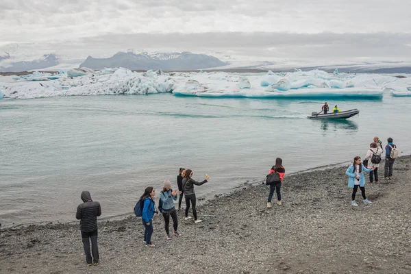 Туристическая деятельность в Ледниковой Лагуне Jokulsarlon с айсбергами i — стоковое фото