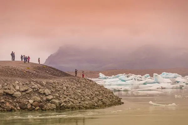 Turistická aktivita v Ledovcové laguně Jokulsarlon s ledovci i — Stock fotografie