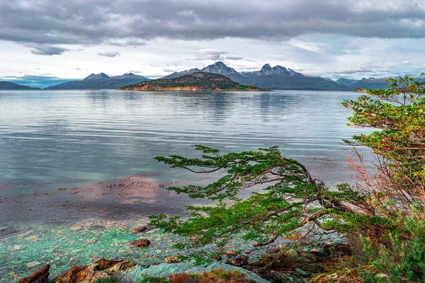 Vista del atardecer sobre la bahía de Ensenada Zaratiegui en Tierra del Fuego Nat —  Fotos de Stock