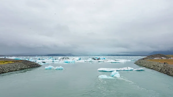 冰河泻湖带冰山的旅游活动i — 图库照片