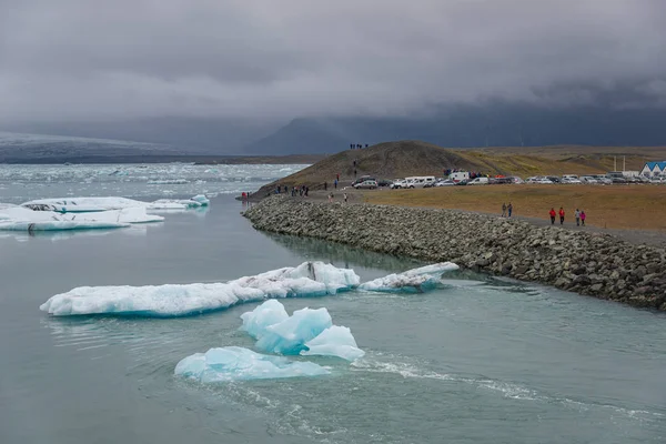 Touristic activity in Glacier Lagoon Jokulsarlon with icebergs i — Stock Photo, Image