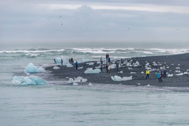 Buzdağlarıyla Buzul Gölü Jokulsarlon 'da turistik faaliyet