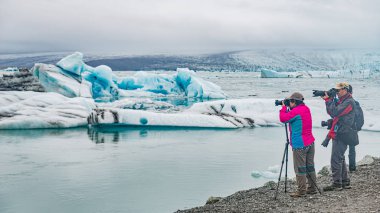 Buzdağlarıyla Buzul Gölü Jokulsarlon 'da turistik faaliyet